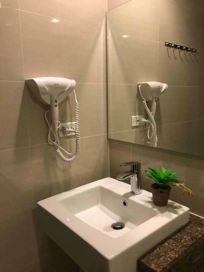Travellers 101 Condo Near Manila Airport Bagian luar foto